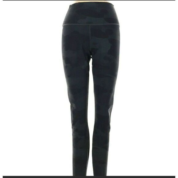 Alo Yoga HIGH-WAIST CAMO VAPOR
LEGGING - Black Camouflage Size XS / Excellent - Picture 5 of 8